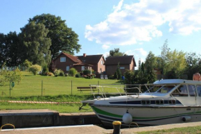 An einer Schleuse gelegene Ferienwohnung mit Grundstück direkt am Wasser, Wesenberg